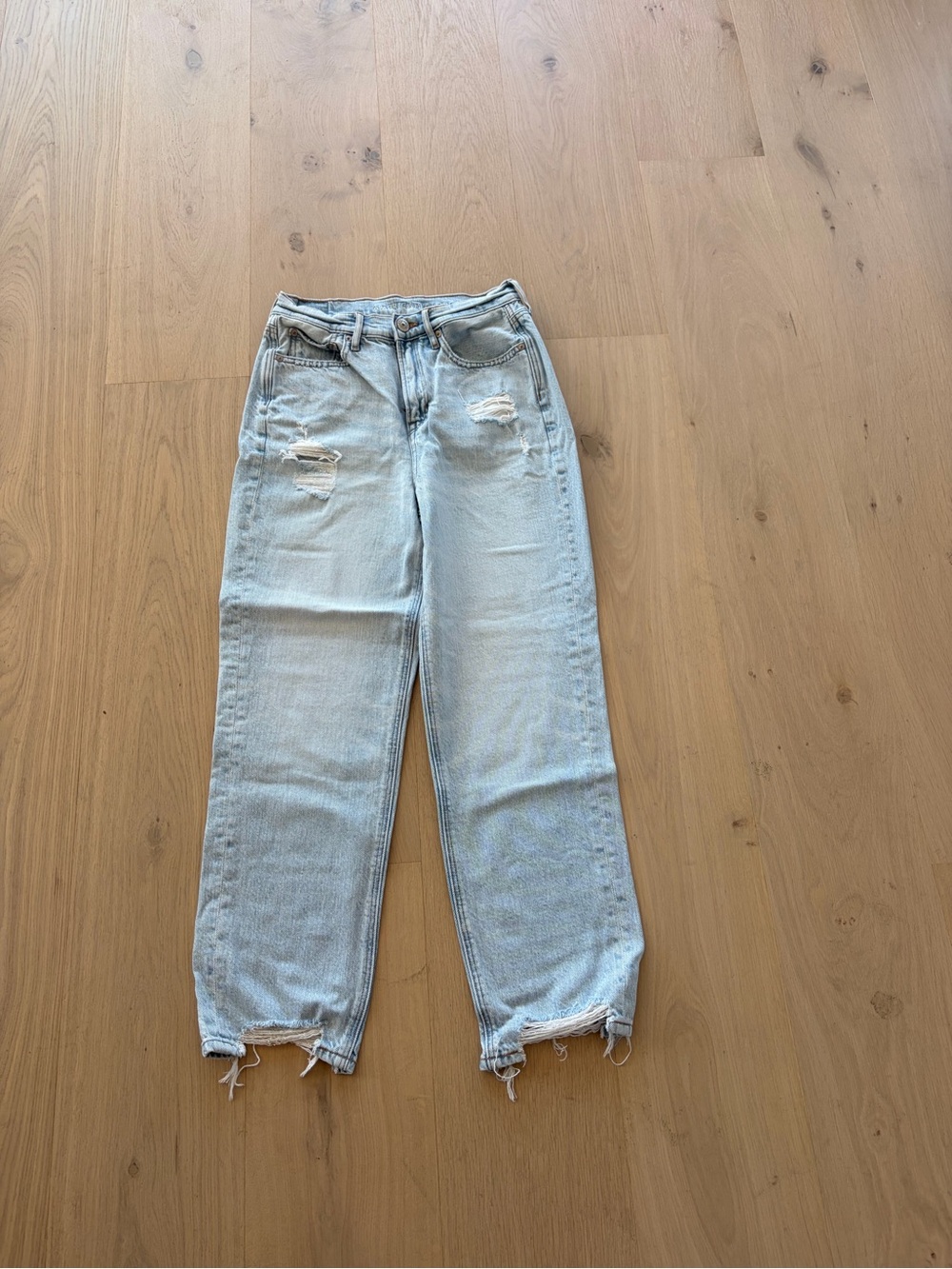 American Eagle Outfitters Light Wash Distressed Jeans